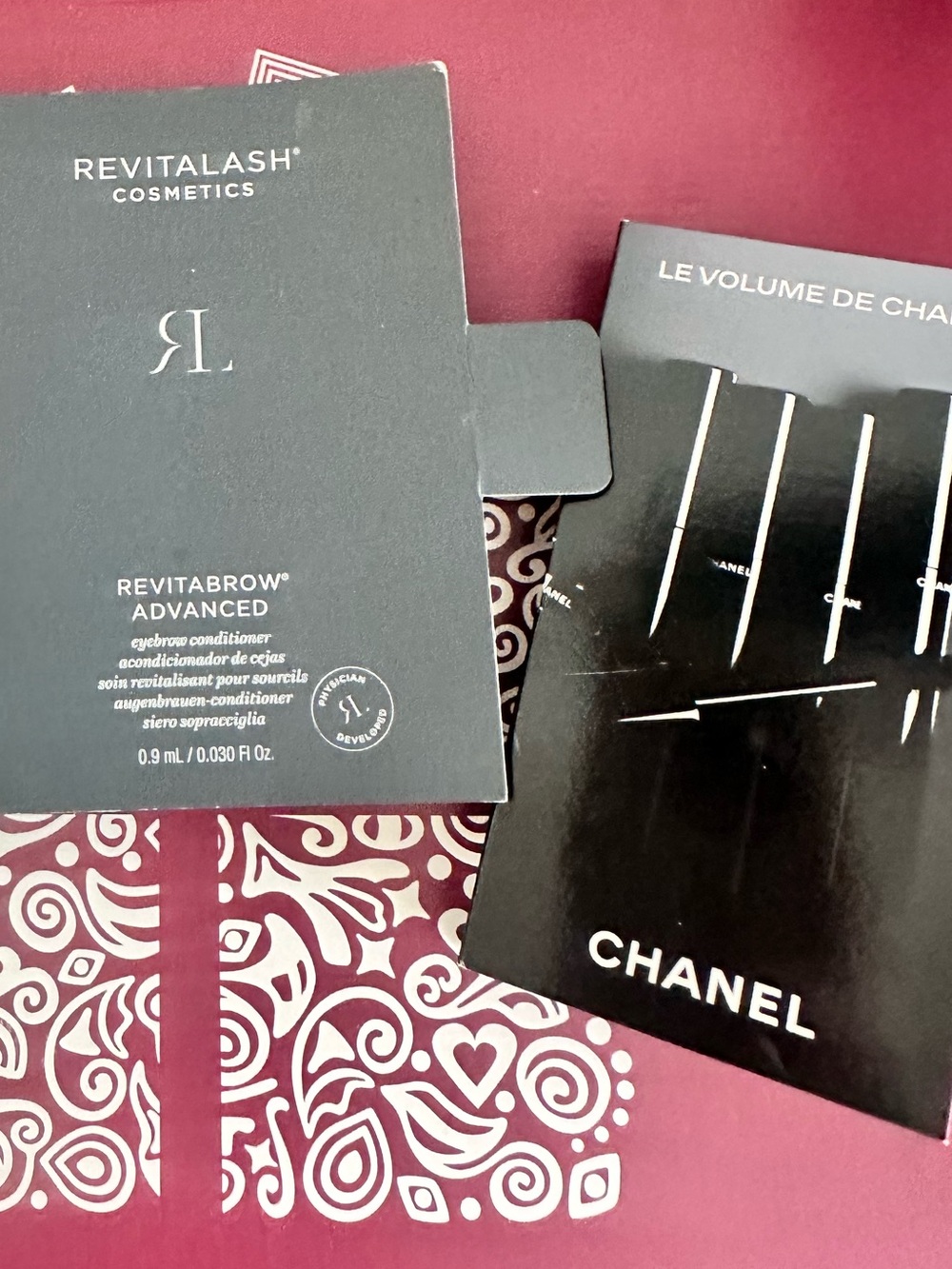 Eyebrow conditioner Revitalash + Chanel le volume mascara noir sample